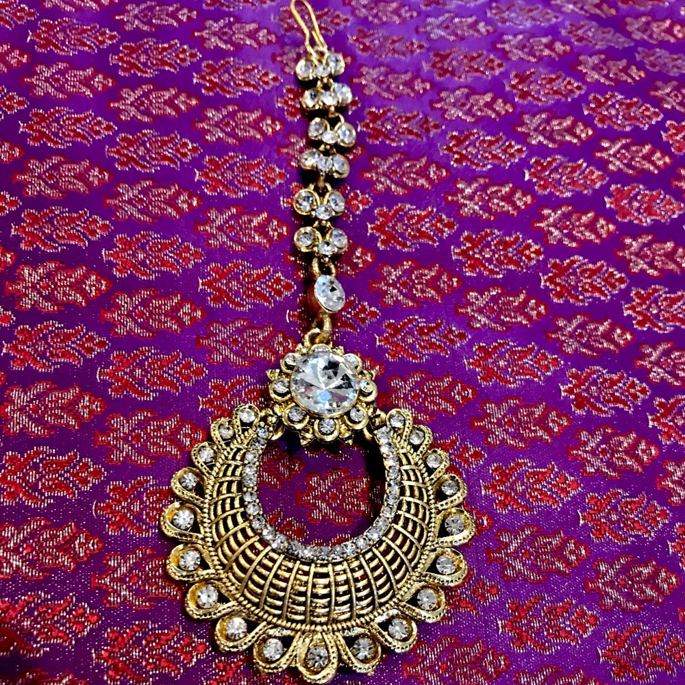 Indian jewelry for forehead - maang  tika